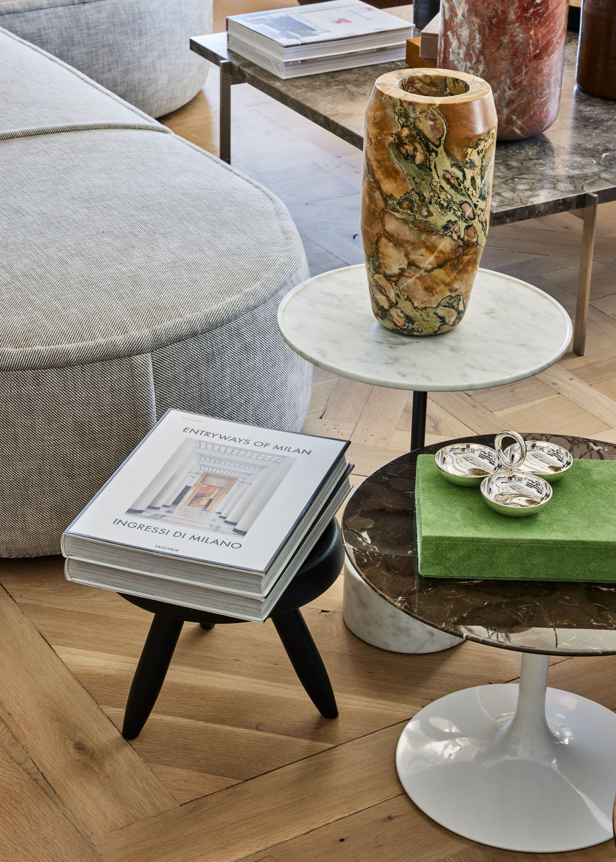 http://www.monc13.com/cdn/shop/products/eero-saarinen-small-round-coffee-table-with-espresso-marble-top-and-white-base-by-knoll-monc-xiii-2-31121831264486.jpg?v=1695747657