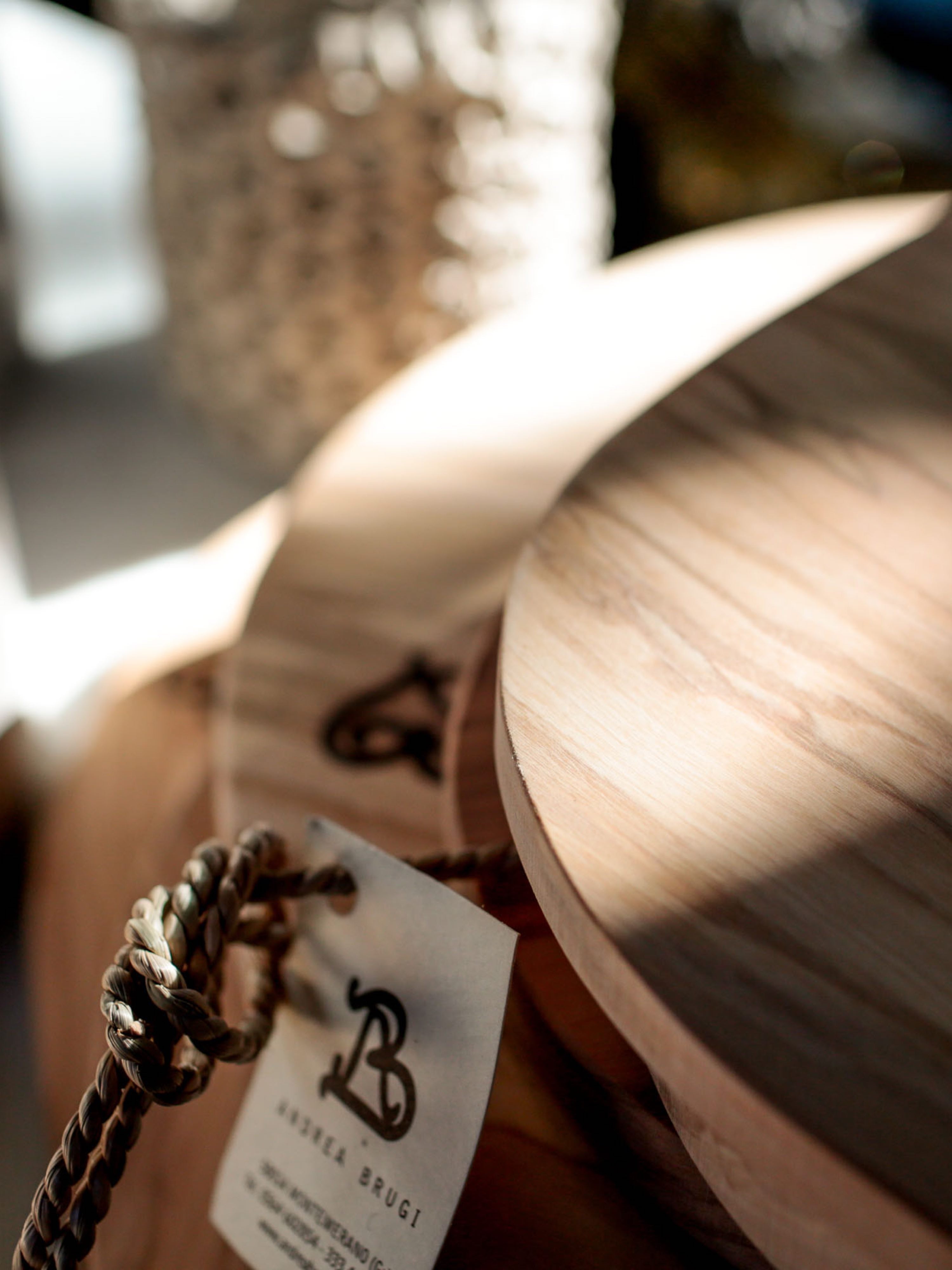 Small Prosciutto Cutting Board with Handle - Thumbnail 4