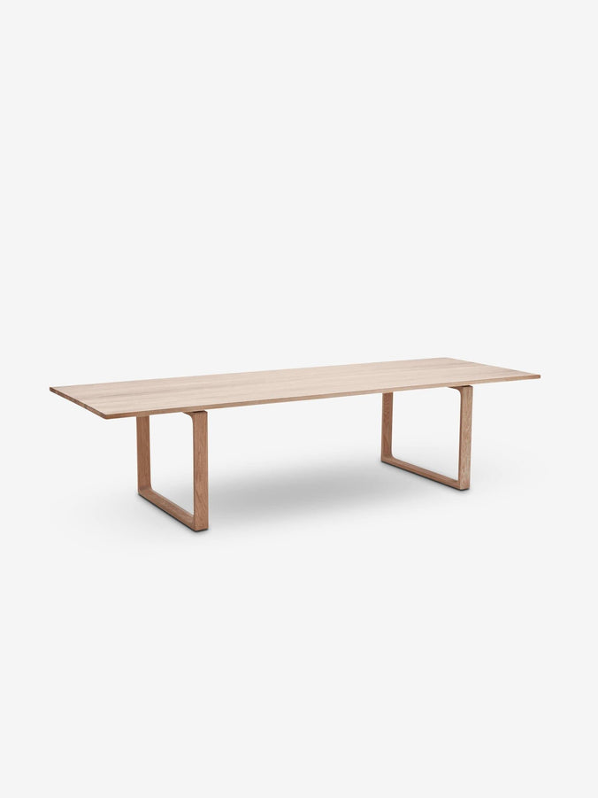Essay 8' Table in Solid Oak by Fritz Hansen