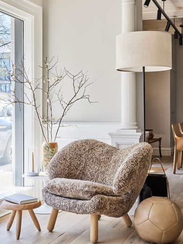Finn Juhl Pelican Chair in Sahara Sheepskin by House of Finn Juhl - MONC XIII